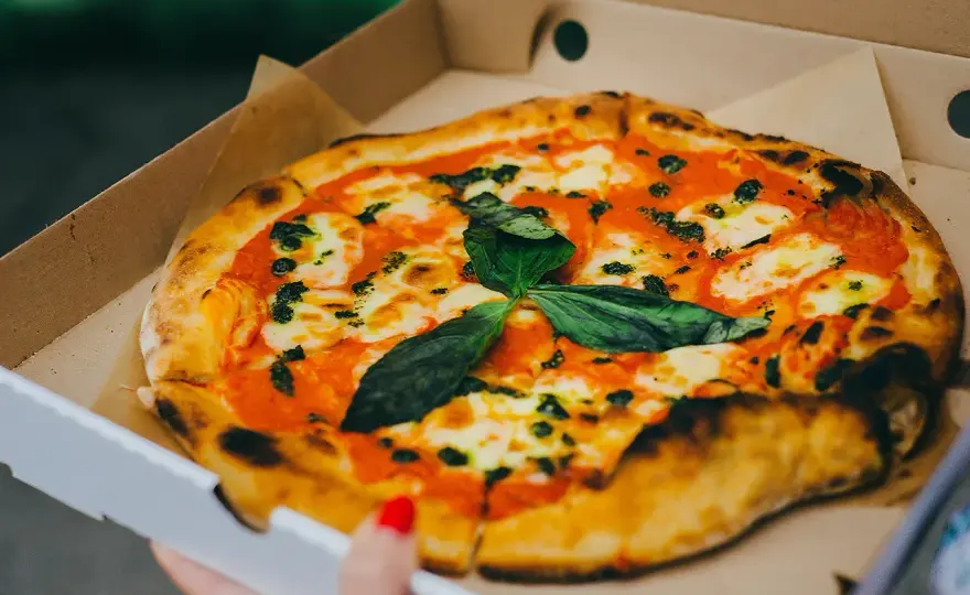 Jak wybrać karton do pizzy, by pizza dojechała w formie