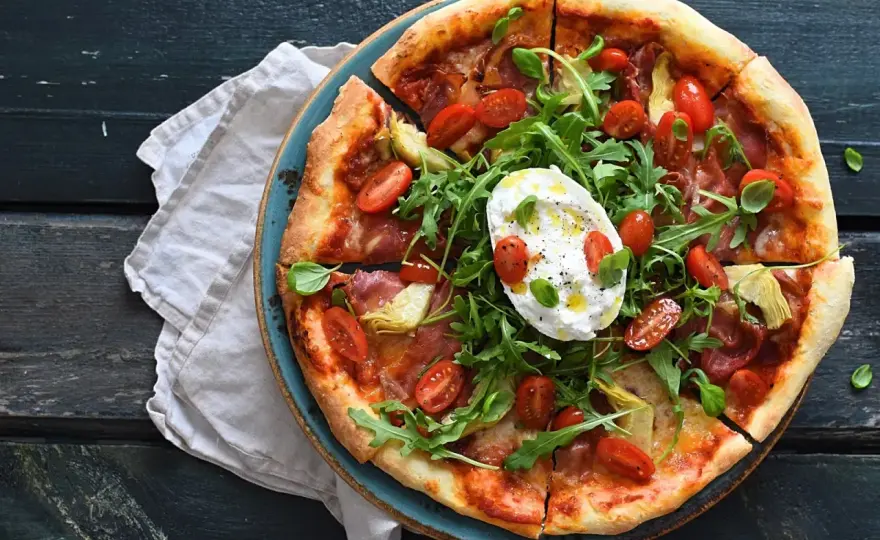 Pizza z mortadellą i burratą - jak zrobić idealną?