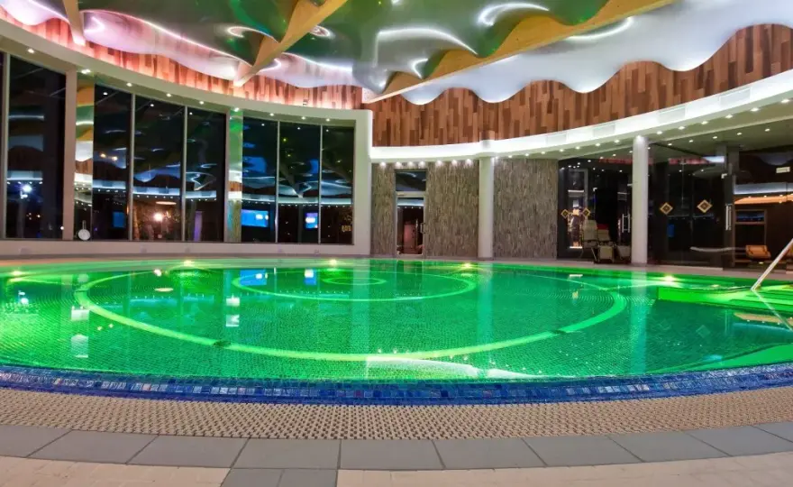 Co zabrać do hotelu z basenem? Moja lista na bezstresowy relaks!