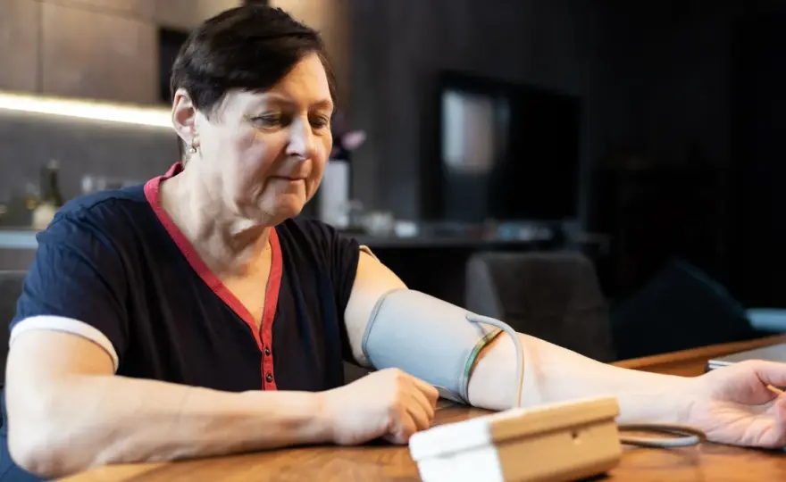 Prawidłowe ciśnienie u 50-latka - jak mierzyć i kiedy się martwić?