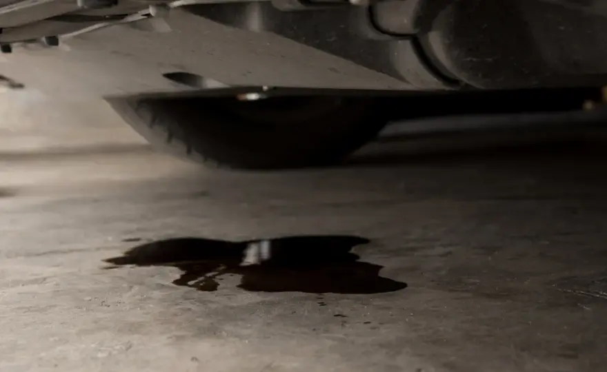 Fuga de aceite en el coche - cuánto cuesta y cuándo parar
