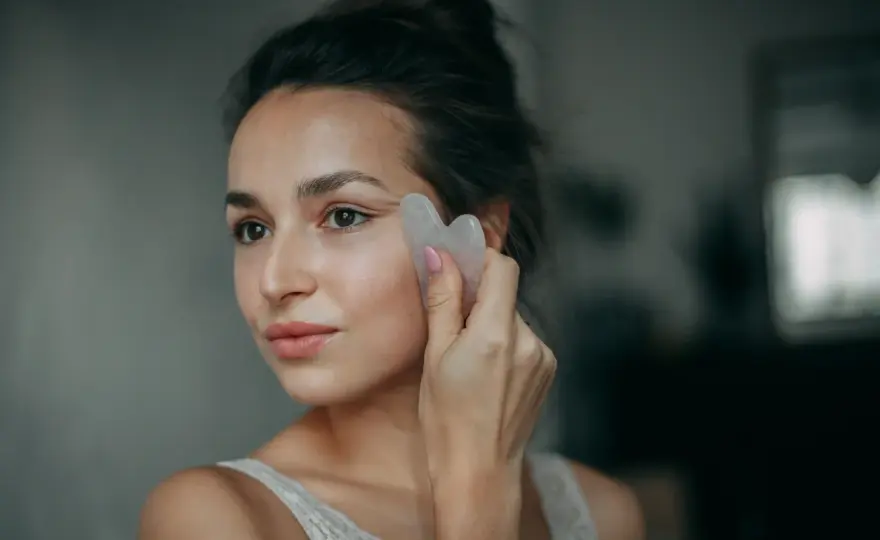 Masaż gua sha rano czy wieczorem - kiedy daje najlepsze efekty?