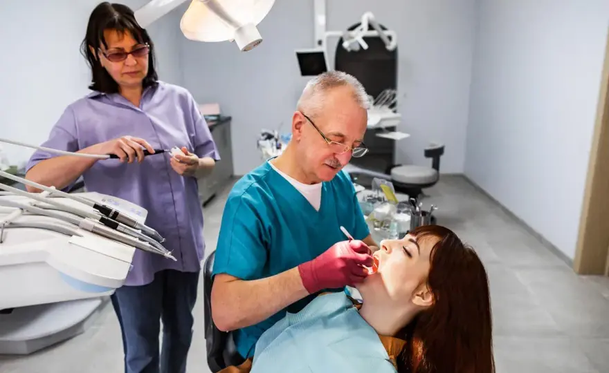 Alitosi, quando preoccuparsi e quando andare dal dentista?