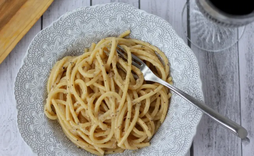 Cacio e pepe - przepis na kremowy sos bez śmietany