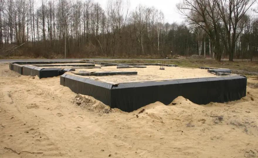 Uszczelnienie rury przez fundament: Jak uniknąć wilgoci i pleśni?