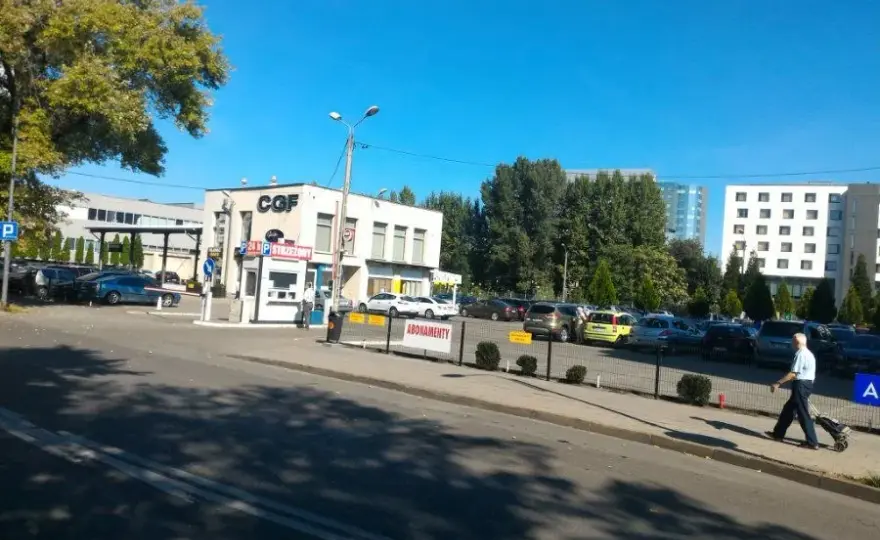 Gdzie zaparkować przy dworcu PKP Katowice? Ceny, opcje, porady
