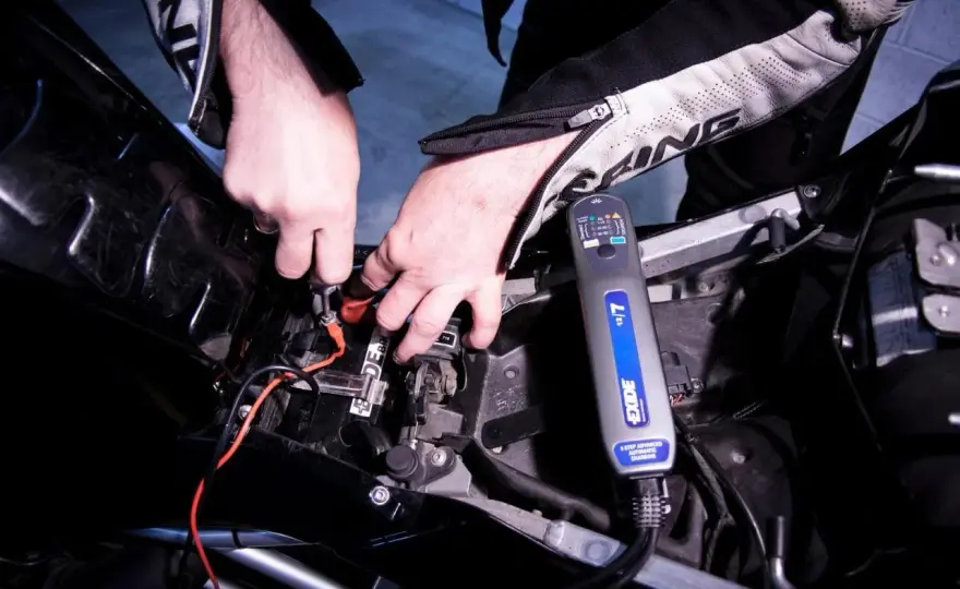 Batteria moto scarica - Come farla ripartire (senza caricabatterie)