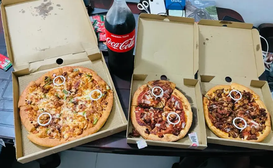 Ile cm ma duża pizza w Pizza Hut? Sprawdź jej rozmiar i wymiary