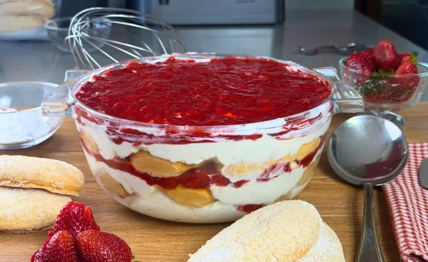 Tiramisù alle fragole, la ricetta cremosa che resta compatta
