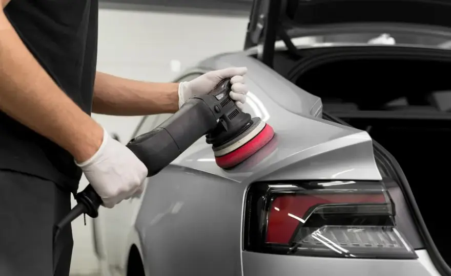 Jak polerować auto bez ryzyka uszkodzenia lakieru krok po kroku