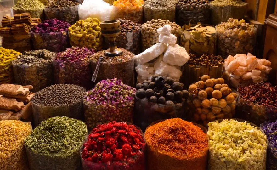 Jakie przyprawy do curry? Stwórz własną, aromatyczną mieszankę!