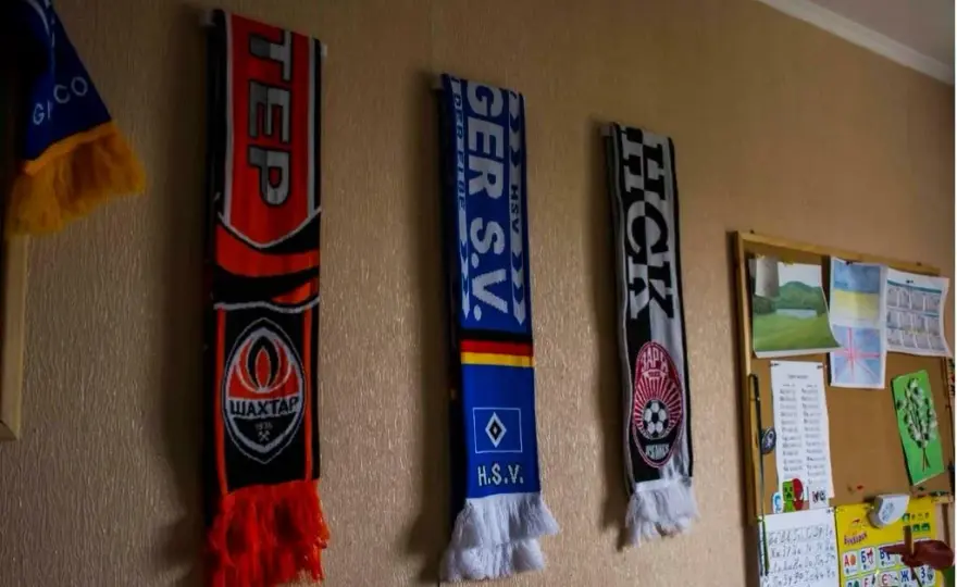 Jak powiesić szalik na ścianie - kreatywne sposoby i porady dekoracyjne