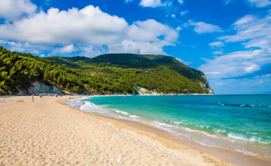 Mare Marche - Trova la tua spiaggia perfetta: Conero o sabbia?