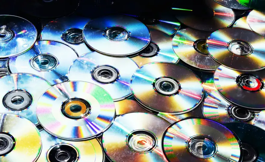 Gdzie wyrzucić płyty CD/DVD? Sprawdź legalne sposoby utylizacji