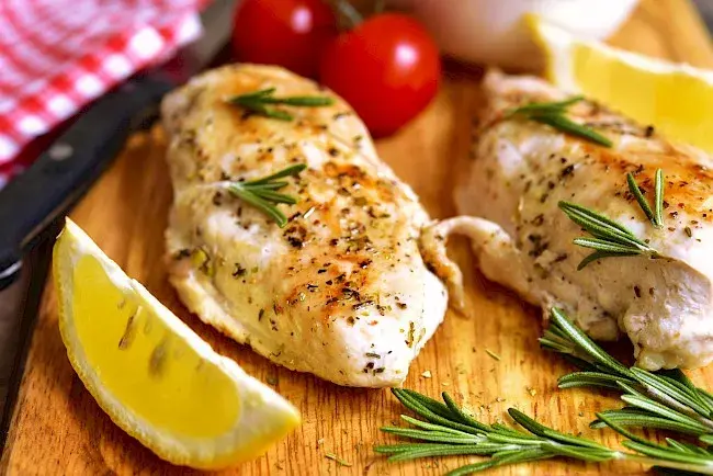 Ile kalorii ma kotlet z kurczaka? Włącz go zdrowo do diety!