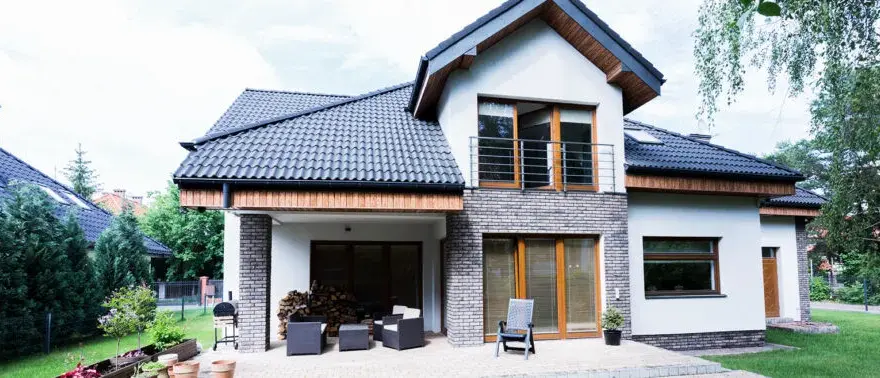 Jakie kolory elewacji pasują do okien dąb bielony - poradnik architekta