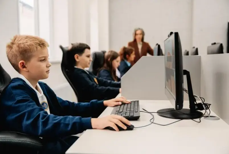 Lekcje w technikum informatycznym: Program nauczania i przedmioty