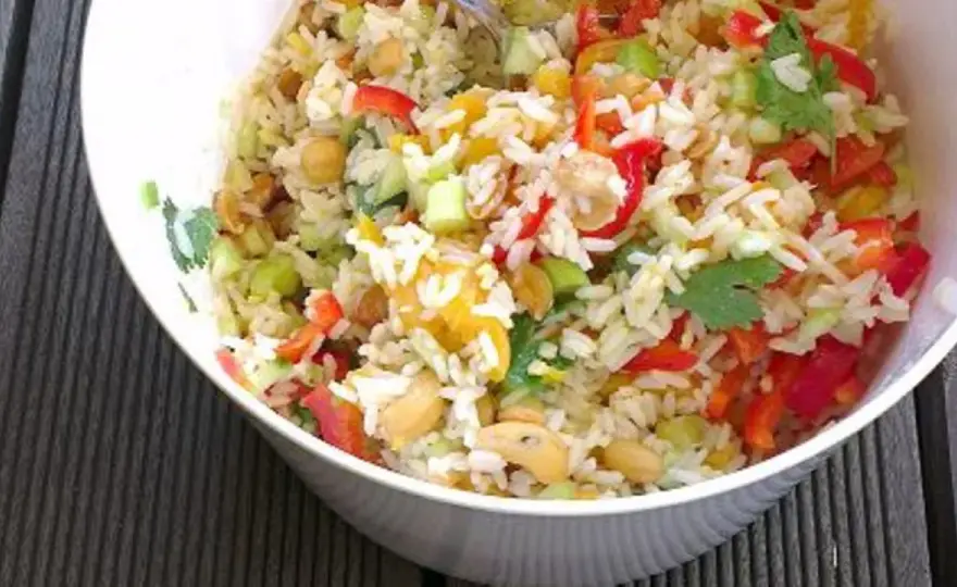 Reissalat richtig zubereiten - Tipps für lockeren Reis und Dressing