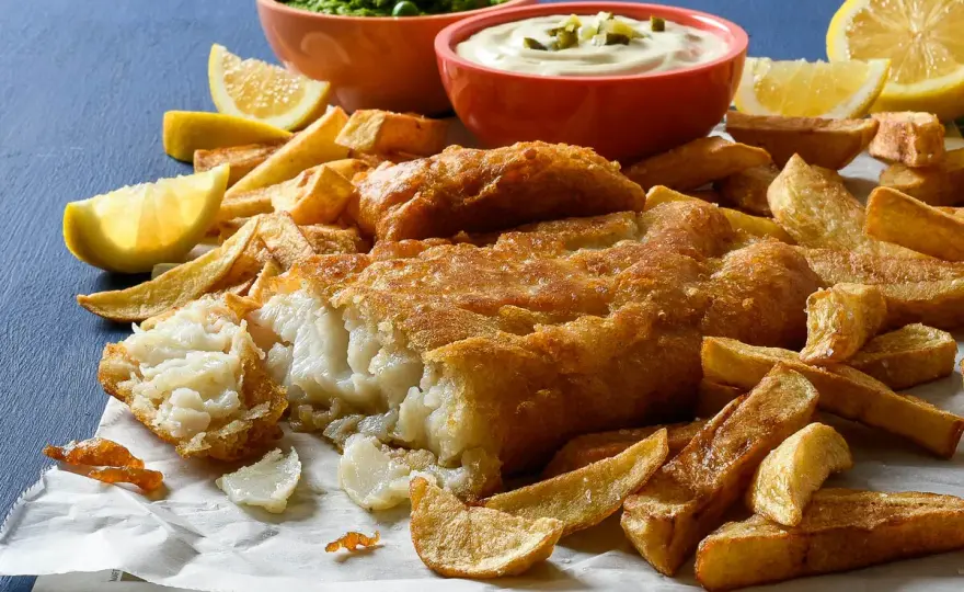 Fish and chips casero con rebozado crujiente y patatas doradas