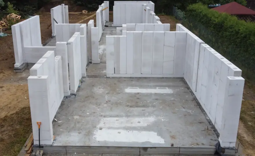 Beton, ceramika, silikaty: Jaki materiał na dom wybrać w 2026?