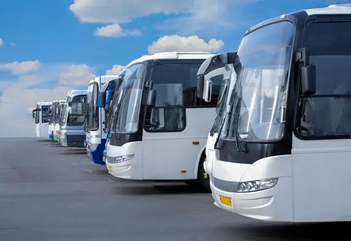 Duży autokar: Ile miejsc? Ekspert radzi, jak wybrać!