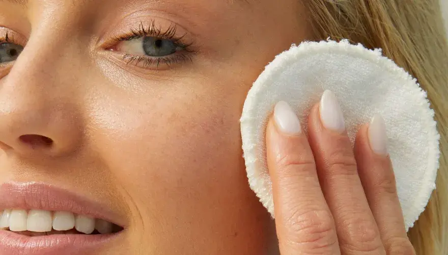 Peeling na prosaki - Jak bezpiecznie usunąć grudki i wygładzić cerę?