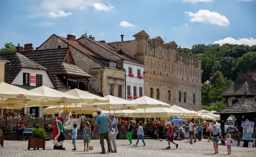 Gdzie dokładnie leży Kazimierz Dolny? Poznaj jego położenie i atrakcje