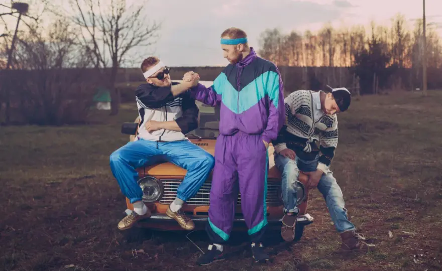 Impreza w stylu lat 90.? Stwórz idealny strój! Przewodnik Krystyny