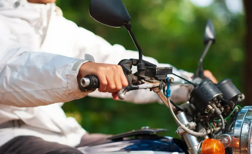 Acelerador de moto atascado - cómo actuar y encontrar la causa
