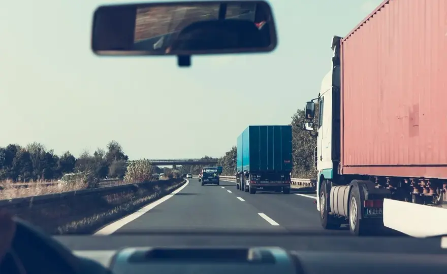 Czy można holować na autostradzie? Przepisy, które musisz znać