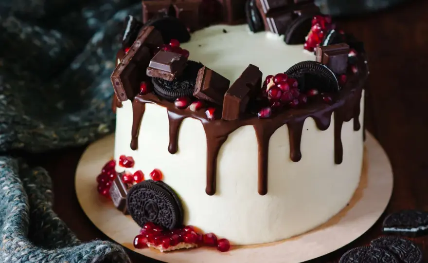 Jak zrobić tort drip cake dla chłopca - najlepsze pomysły na dekoracje