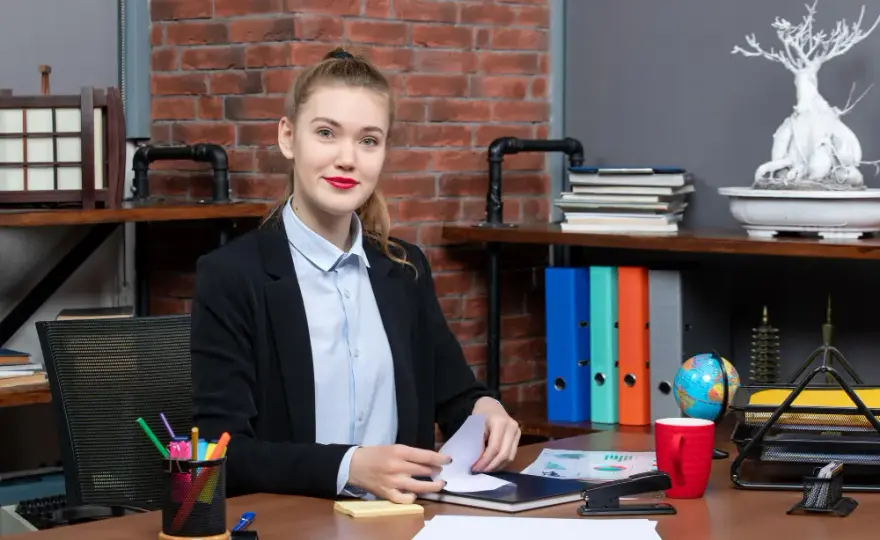 Zarządzanie oświatą: kurs czy studia? Wybór, który zmienia karierę