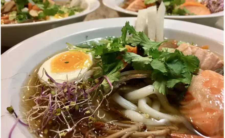 Jaką zupę z rosołu? 12 pomysłów: Klasyka, kremy i ramen!