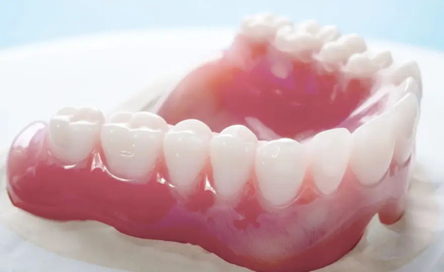 Dentiera che fa vomitare - Cause e soluzioni efficaci