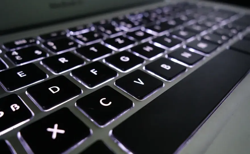 Stary laptop zamula? Przyspiesz go! SSD, RAM i darmowe triki