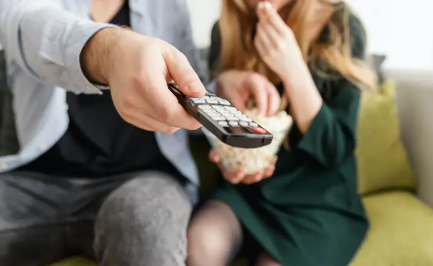 Jak zaprogramować pilot od dekodera do TV? Jeden pilot wystarczy!