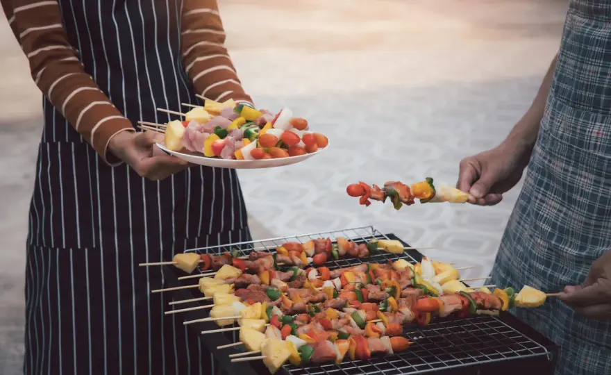 Jednorazowy grill z Żabki - Jak go rozpalić i co wrzucić na ruszt?