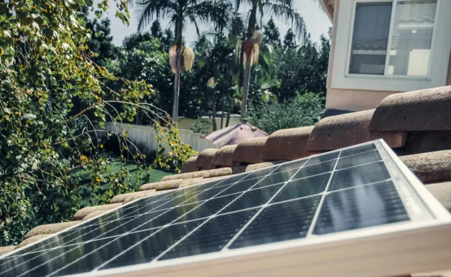 Czy lampa solarna ładuje się od żarówki? Prawda i mity