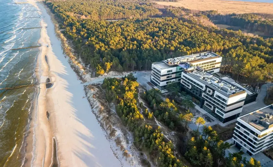 Hotel w lesie - ceny, typy i co sprawdzić przed rezerwacją