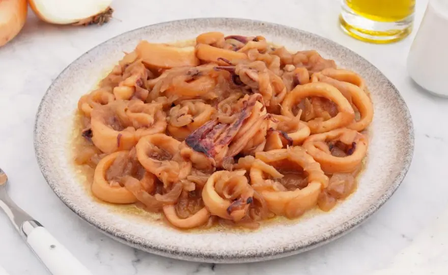 Receta de calamares encebollados de la abuela que evoca nostalgia