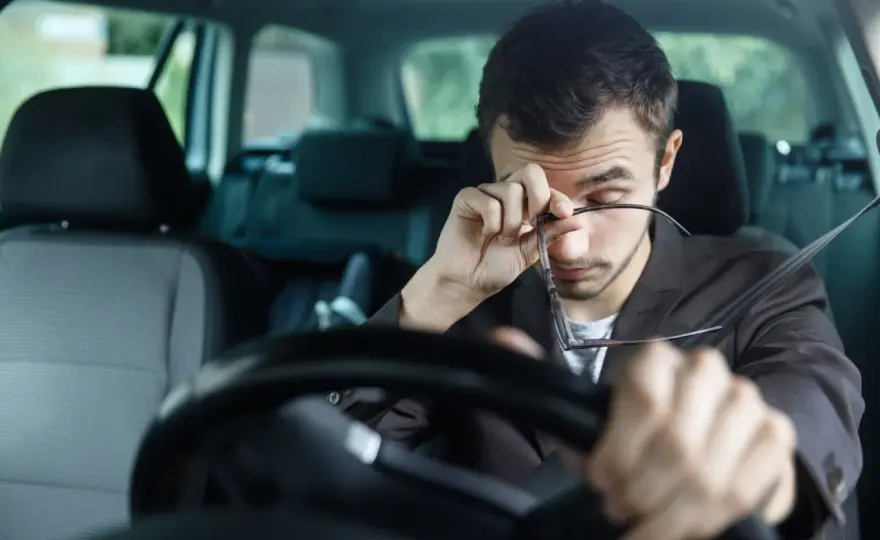 Conducir cansado - Señales, riesgos y cómo evitar accidentes