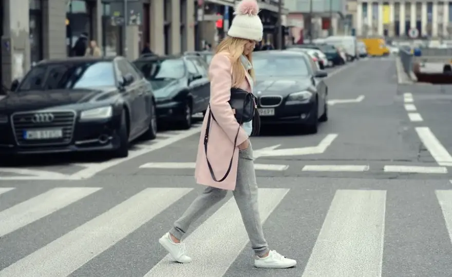 Jaka czapka do różowej kurtki? Porady stylistki!