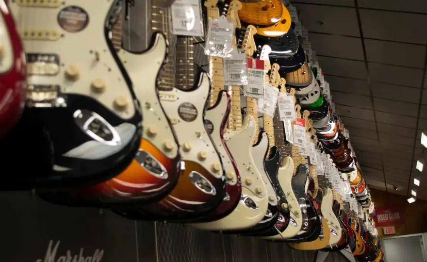 Pierwsza gitara elektryczna: Jak wybrać i co kupić? Poradnik
