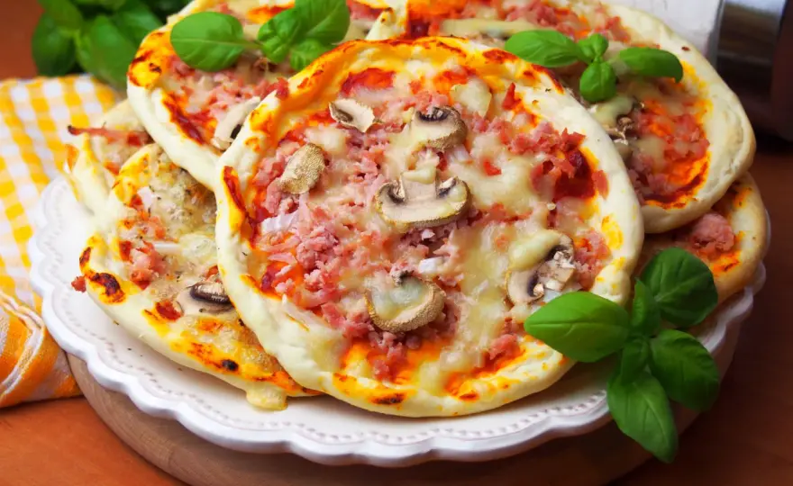 Szybkie Mini Pizze: Przepis na Pizzerinki w 15 Minut!