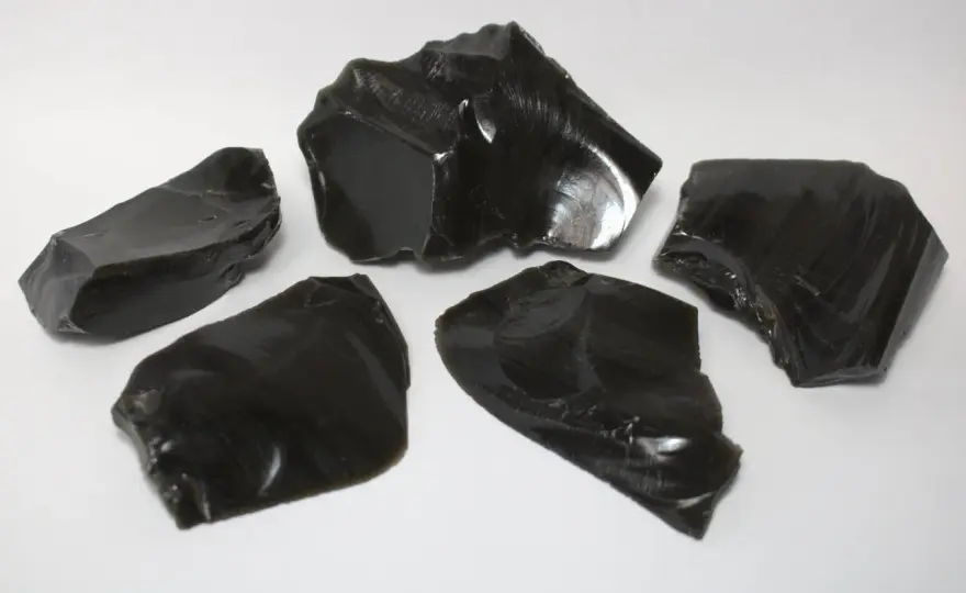 Obsidian - Echtes Vulkanglas erkennen, Varianten und Wirkung