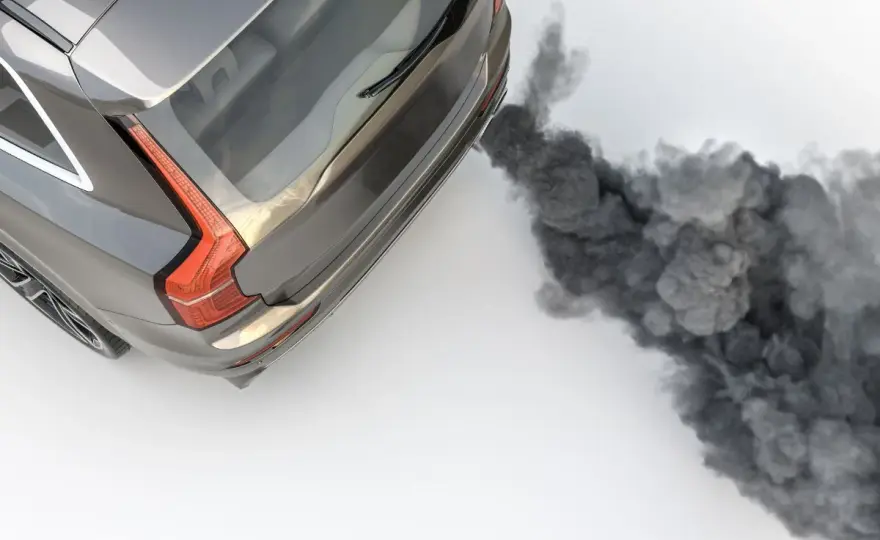 Humo negro al acelerar - causas reales y cuánto cuesta arreglarlo