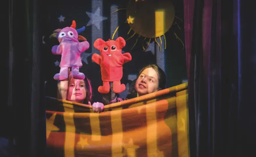 Dockteater som scenkonst - när dockor möter film