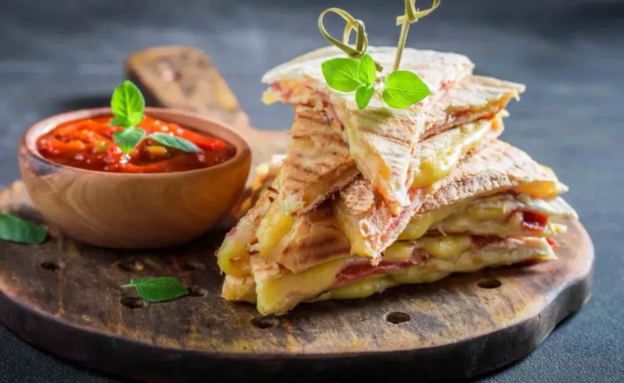 Tortilla z szynką i serem - szybki obiad na patelni