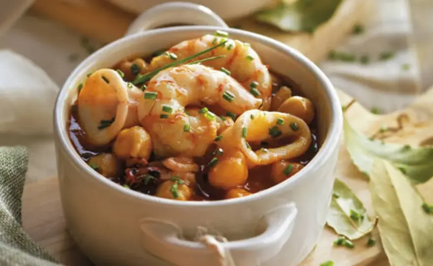 Receta fácil de garbanzos con gambas y calamares que sorprenderá