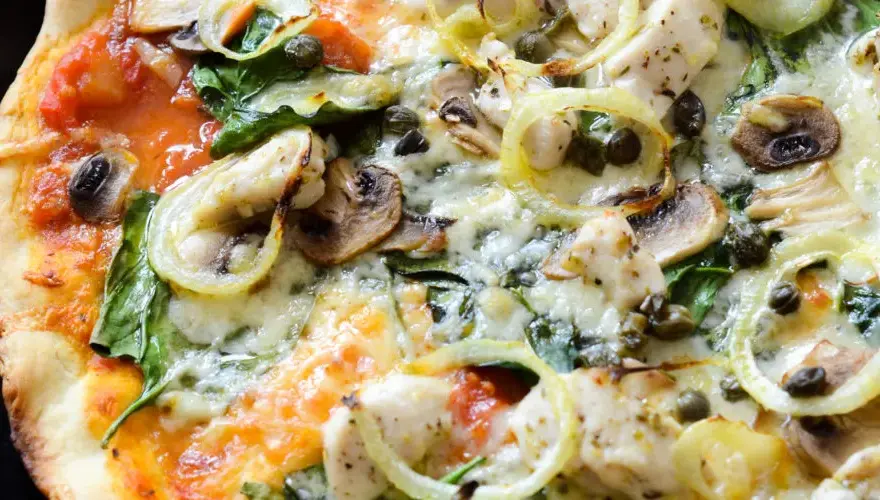 Kurczak na pizzę surowy czy smażony - który wybór jest lepszy?